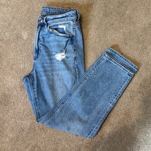 American Eagle Light Wash Distressed Mom Straight Leg Jeans Size 6